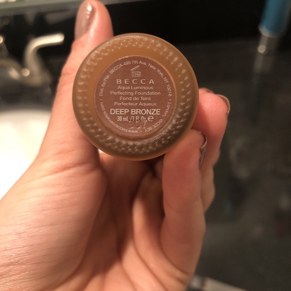 BECCA DEEP BRONZE FOUNDATION - Picture 3 of 4